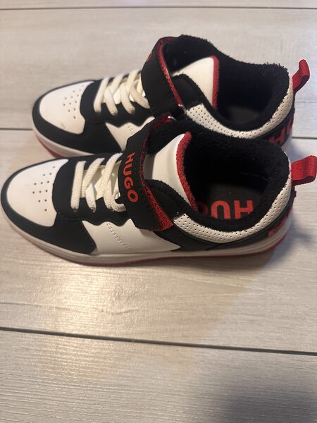 Adidasi Hugo Boss marimea 34.